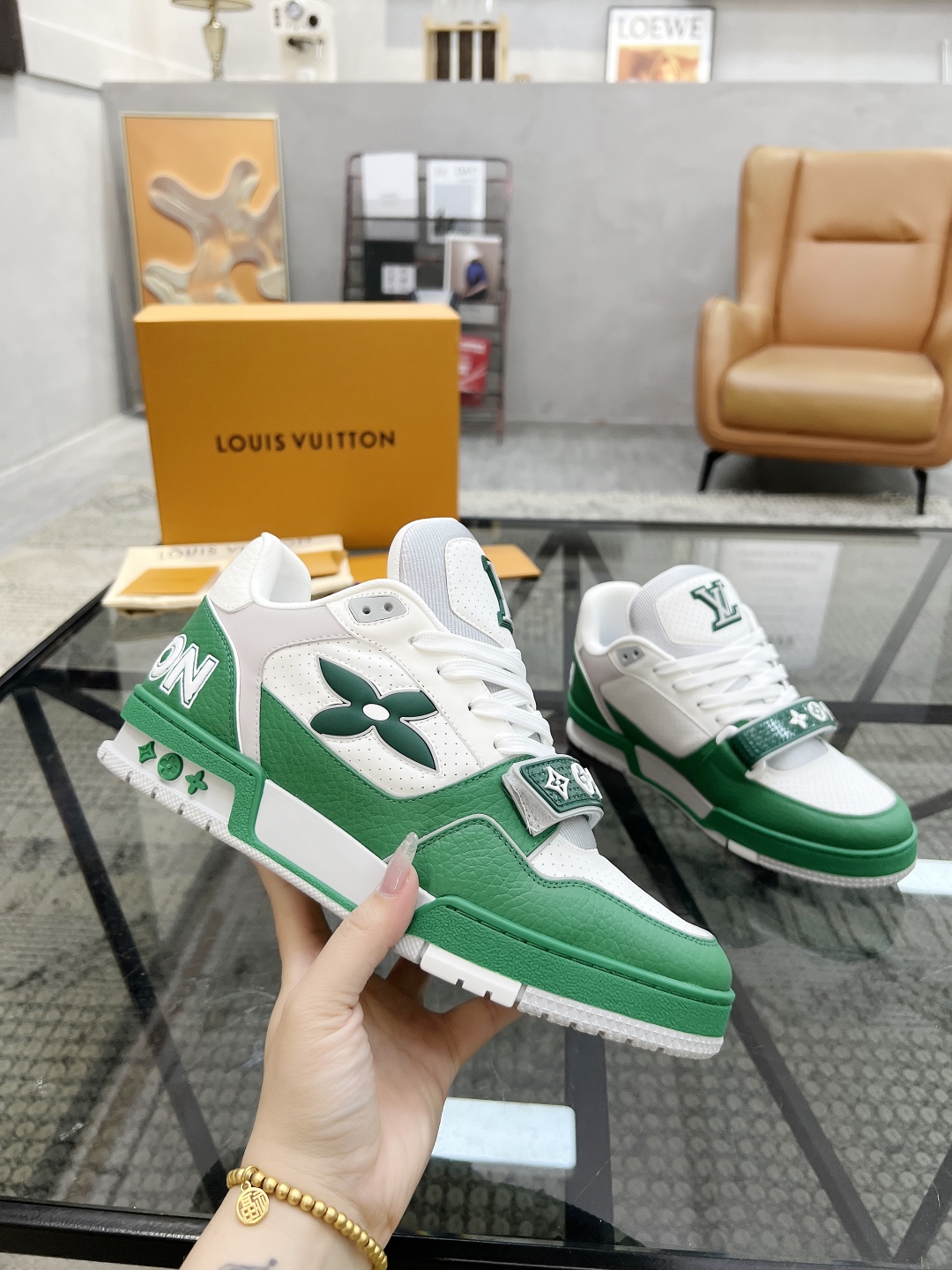  L 🔍顶级代购🇮🇹 路 炸街男神爆款运动板鞋专柜同步，鞋面意大利进口牛皮面料，魔术贴缤纷色彩复杂工艺品