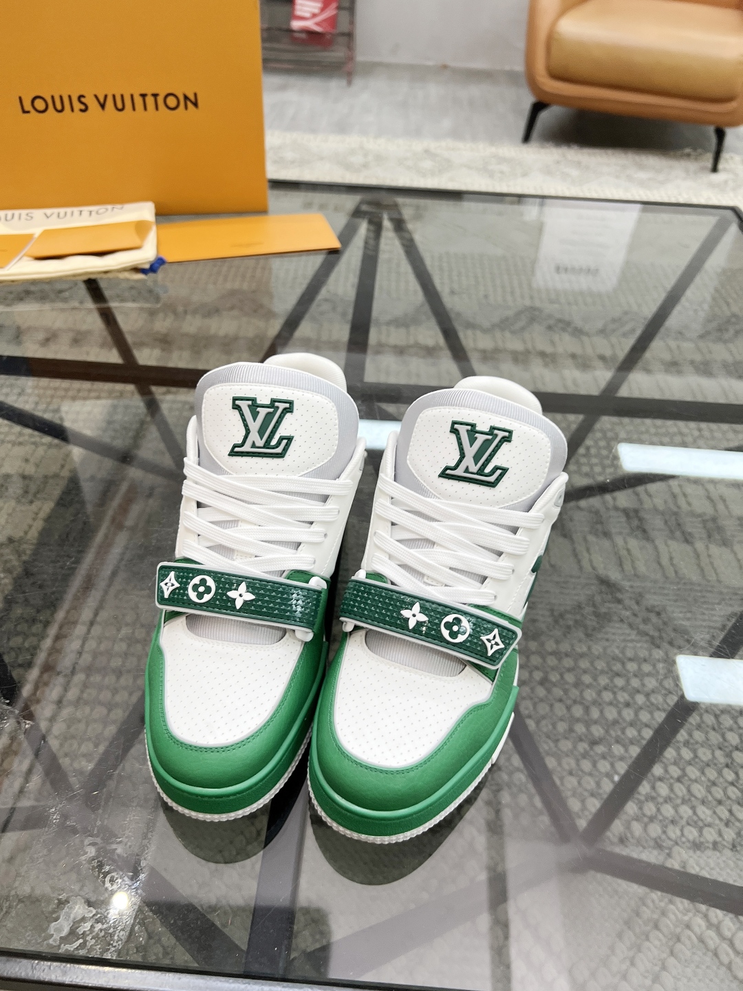  L 🔍顶级代购🇮🇹 路 炸街男神爆款运动板鞋专柜同步，鞋面意大利进口牛皮面料，魔术贴缤纷色彩复杂工艺品