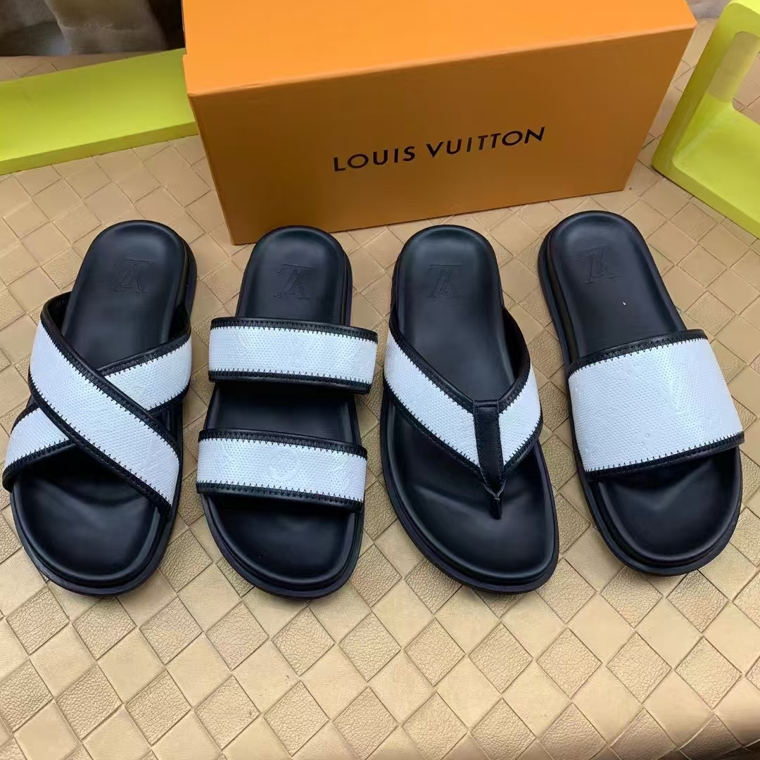  L 🔍顶级代购🇮🇹 路 炸街男神春夏拖鞋新品专柜同步，鞋面意大利进口牛皮面料，高品质拼接工艺，鞋底：原