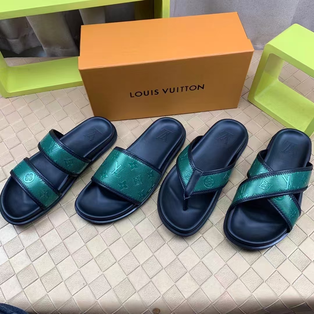  L 🔍顶级代购🇮🇹 路 炸街男神春夏拖鞋新品专柜同步，鞋面意大利进口牛皮面料，高品质拼接工艺，鞋底：原