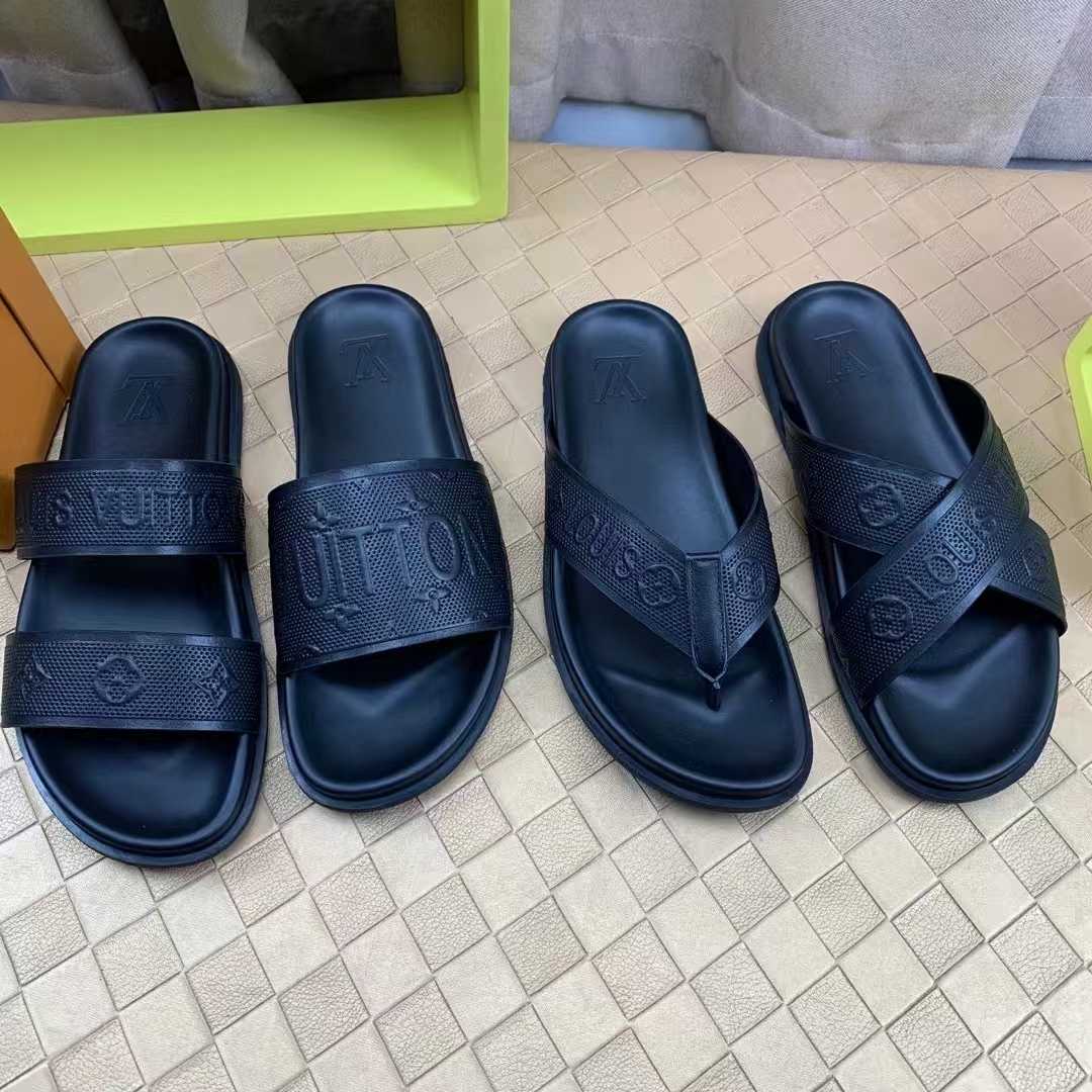  L 🔍顶级代购🇮🇹 路 炸街男神春夏拖鞋新品专柜同步，鞋面意大利进口牛皮面料，高品质拼接工艺，鞋底：原
