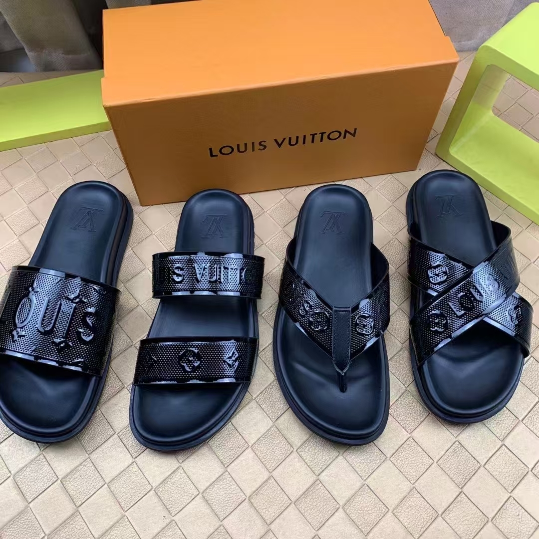  L 🔍顶级代购🇮🇹 路 炸街男神春夏拖鞋新品专柜同步，鞋面意大利进口牛皮面料，高品质拼接工艺，鞋底：原
