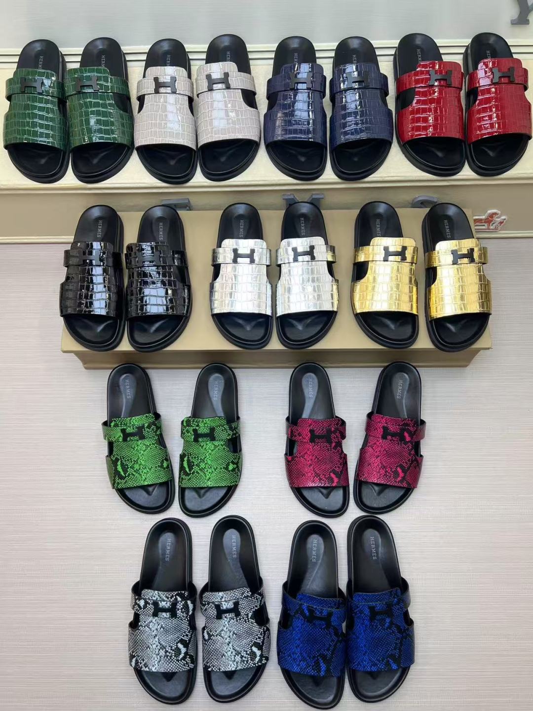  H 🔍顶级代购🇮🇹 爱 炸街男神春夏拖鞋新品专柜同步，鞋面意大利进口牛皮面料，高品质拼接工艺，鞋底：原