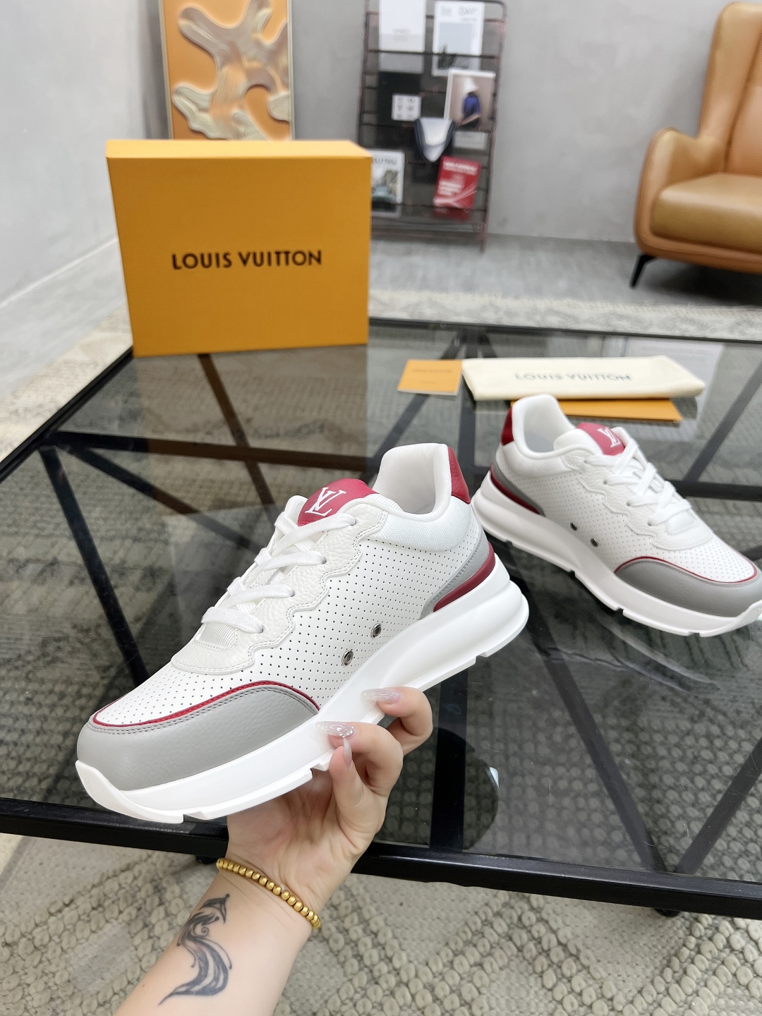  L 🔍顶级代购🇮🇹 路 炸街男神爆款运动板鞋专柜同步，鞋面意大利进口牛皮面料，高品质拼接缤纷色彩复杂工