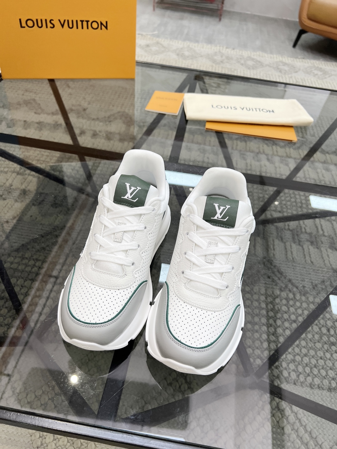  L 🔍顶级代购🇮🇹 路 炸街男神爆款运动板鞋专柜同步，鞋面意大利进口牛皮面料，高品质拼接缤纷色彩复杂工