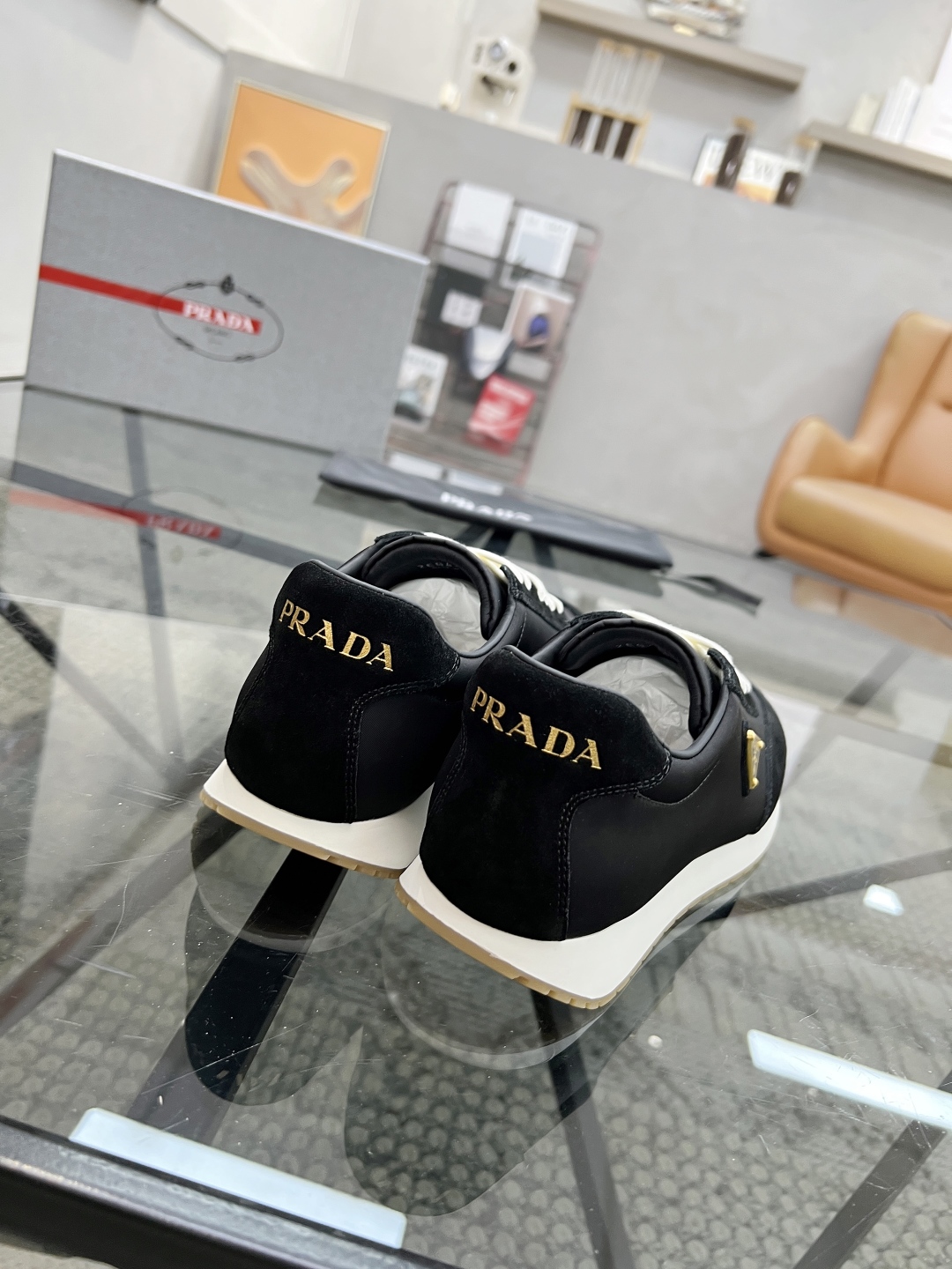  P 🔍顶级代购🇮🇹 普 炸街男神新品来袭，超人气爆款专柜新款，原厂配置意大利进口牛皮搭配帆布面料，高品