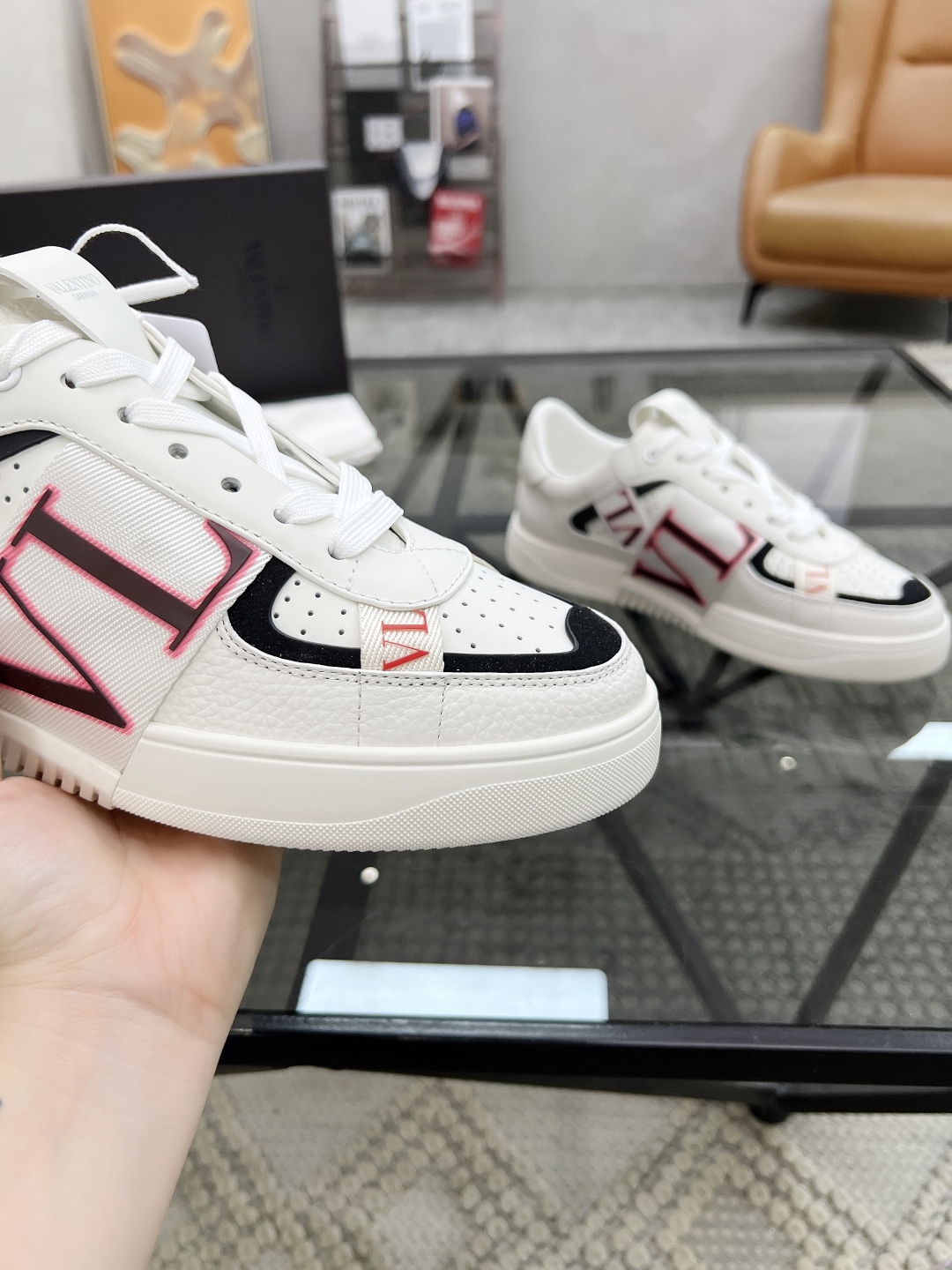  H 🔍顶级代购🇮🇹 华 炸街男神运动鞋新品，经反复试验终打造出完美版本，经典的华伦家高超拼接工艺技术瞬
