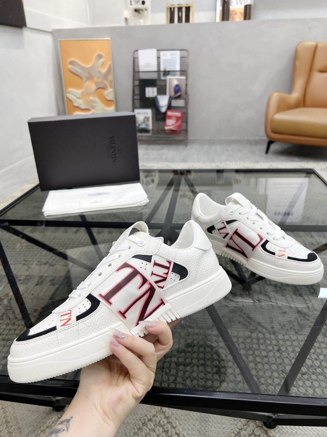  H 🔍顶级代购🇮🇹 华 炸街男神运动鞋新品，经反复试验终打造出完美版本，经典的华伦家高超拼接工艺技术瞬