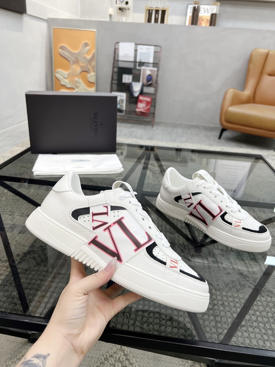  H 🔍顶级代购🇮🇹 华 炸街男神运动鞋新品，经反复试验终打造出完美版本，经典的华伦家高超拼接工艺技术瞬