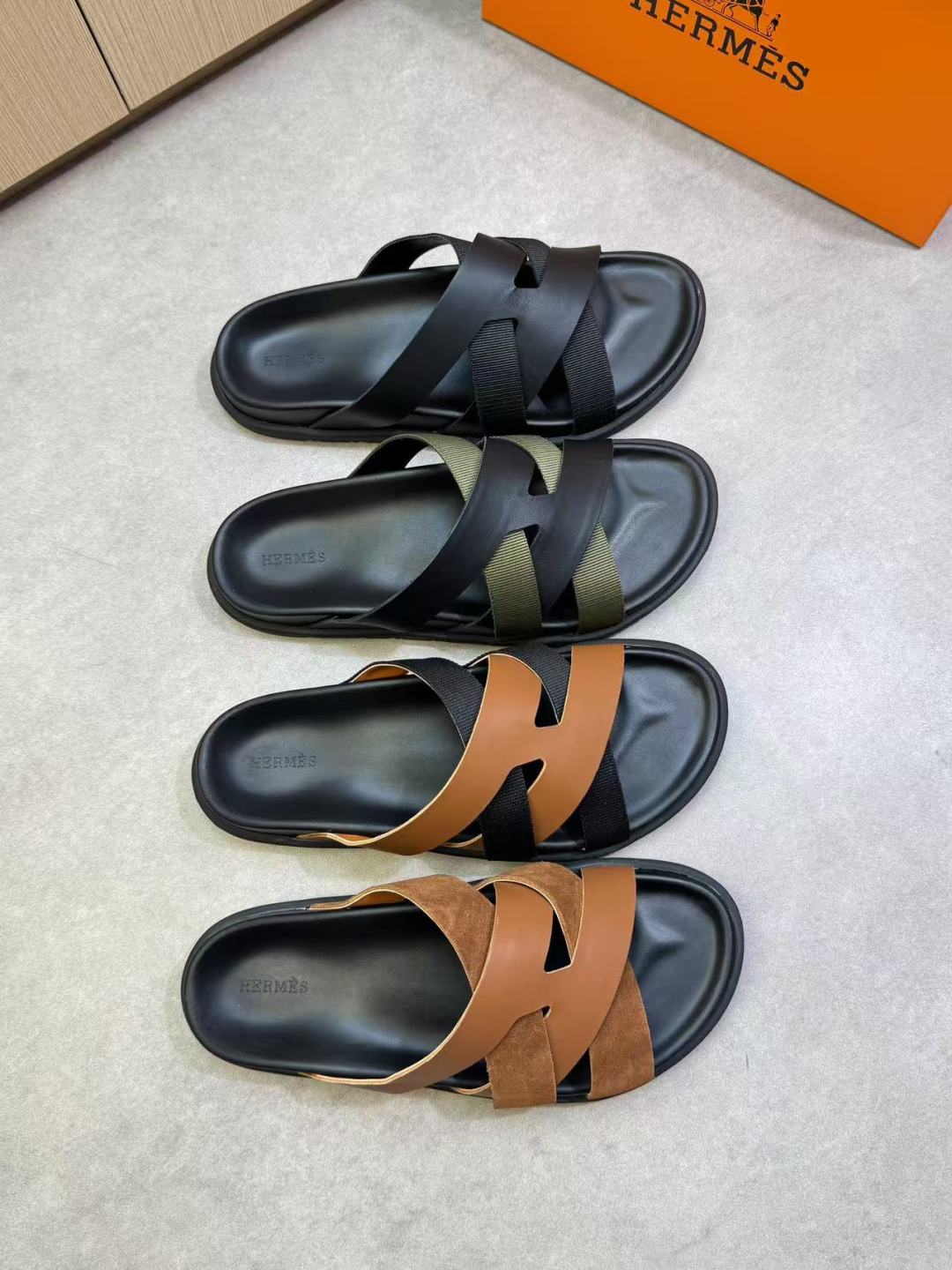  H 🔍顶级代购🇮🇹 爱 炸街男神春夏拖鞋新品专柜同步，鞋面意大利进口牛皮面料，高品质拼接工艺，鞋底：原