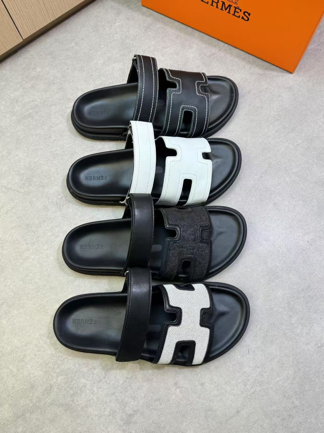  H 🔍顶级代购🇮🇹 爱 炸街男神春夏拖鞋新品专柜同步，鞋面意大利进口牛皮面料，高品质拼接工艺，鞋底：原