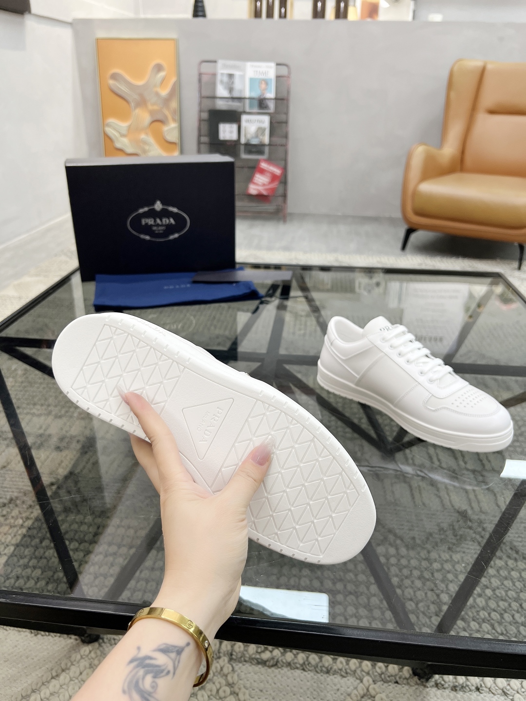  P 🔍顶级代购🇮🇹 普 炸街男神新品运动休闲鞋专柜同步，鞋面意大利进口牛皮面料，进口水染牛皮里垫，鞋底