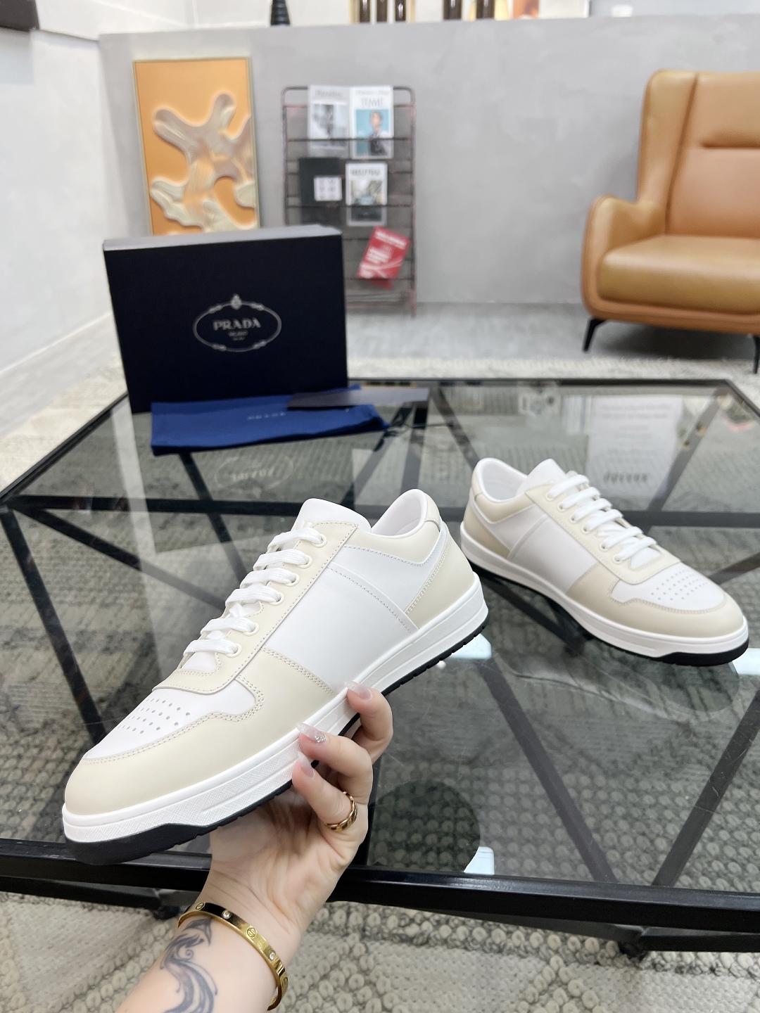  P 🔍顶级代购🇮🇹 普 炸街男神新品运动休闲鞋专柜同步，鞋面意大利进口牛皮面料，进口水染牛皮里垫，鞋底
