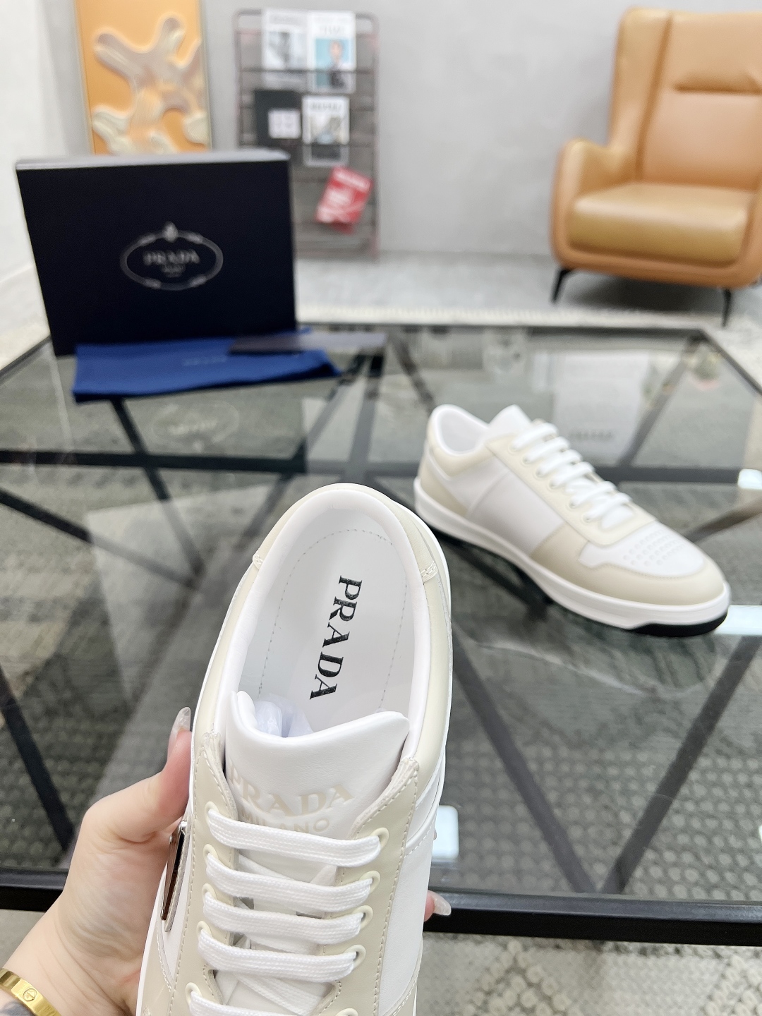  P 🔍顶级代购🇮🇹 普 炸街男神新品运动休闲鞋专柜同步，鞋面意大利进口牛皮面料，进口水染牛皮里垫，鞋底