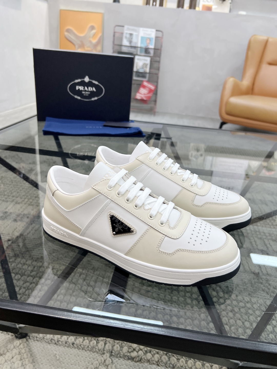  P 🔍顶级代购🇮🇹 普 炸街男神新品运动休闲鞋专柜同步，鞋面意大利进口牛皮面料，进口水染牛皮里垫，鞋底