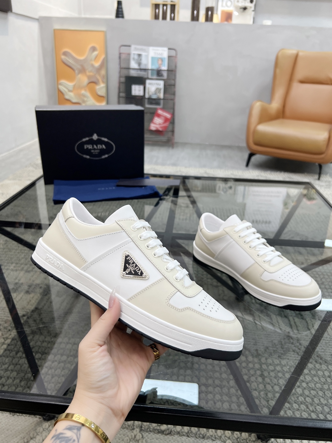  P 🔍顶级代购🇮🇹 普 炸街男神新品运动休闲鞋专柜同步，鞋面意大利进口牛皮面料，进口水染牛皮里垫，鞋底