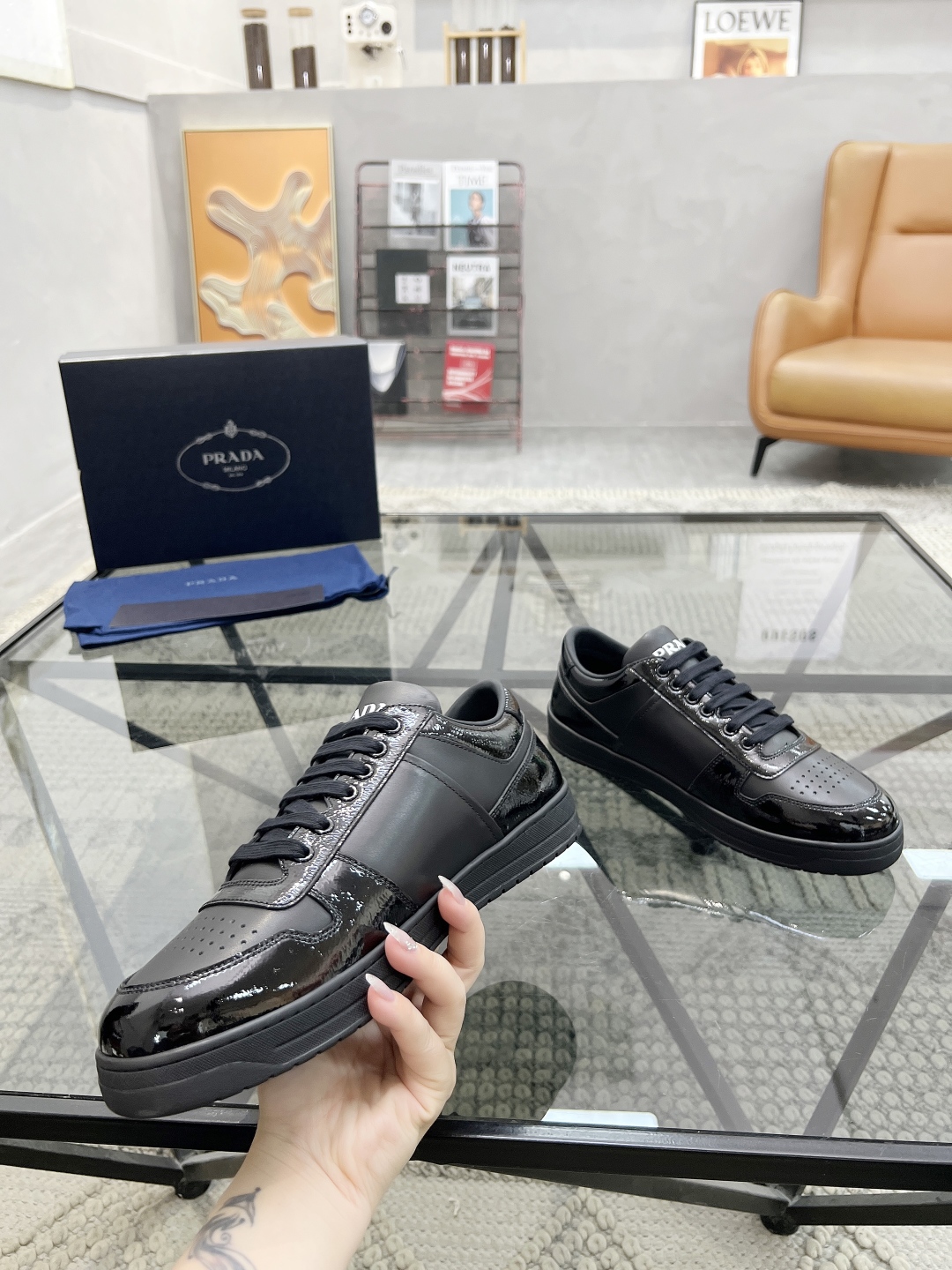  P 🔍顶级代购🇮🇹 普 炸街男神新品运动休闲鞋专柜同步，鞋面意大利进口牛皮面料，进口水染牛皮里垫，鞋底