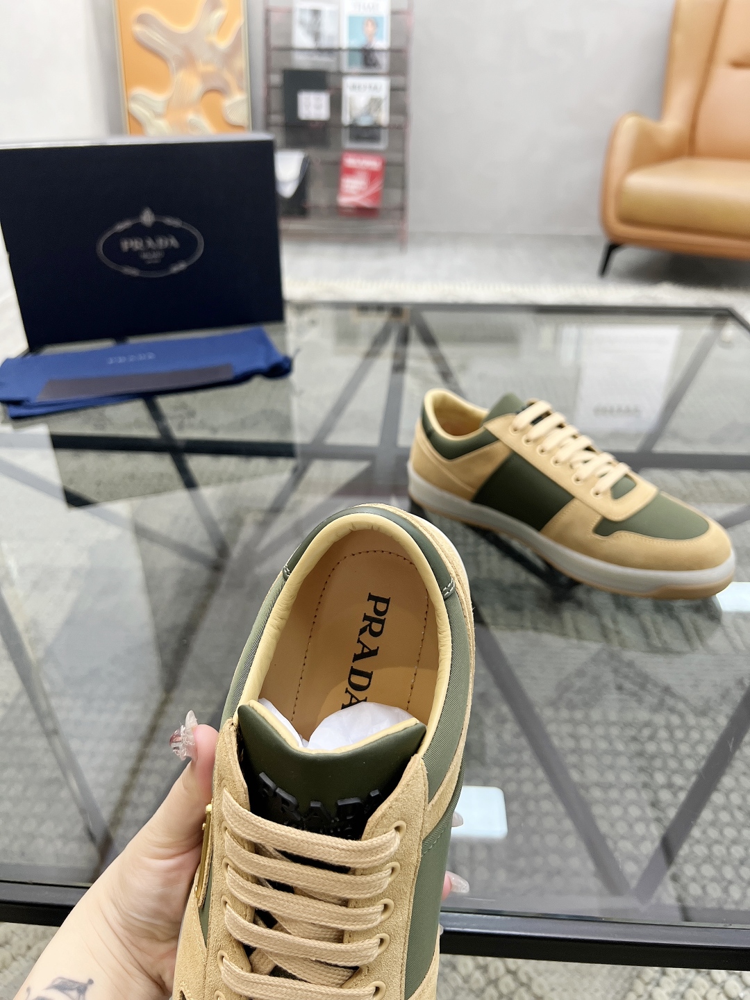  P 🔍顶级代购🇮🇹 普 炸街男神新品运动休闲鞋专柜同步，鞋面意大利进口牛皮搭配布面料，进口水染牛皮里垫
