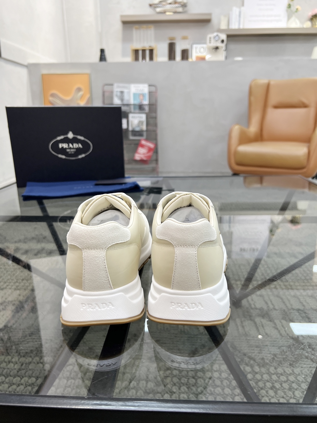  P 🔍顶级代购🇮🇹 普 炸街男神新品运动休闲鞋专柜同步，鞋面意大利进口牛皮搭配布面料，进口水染牛皮里垫