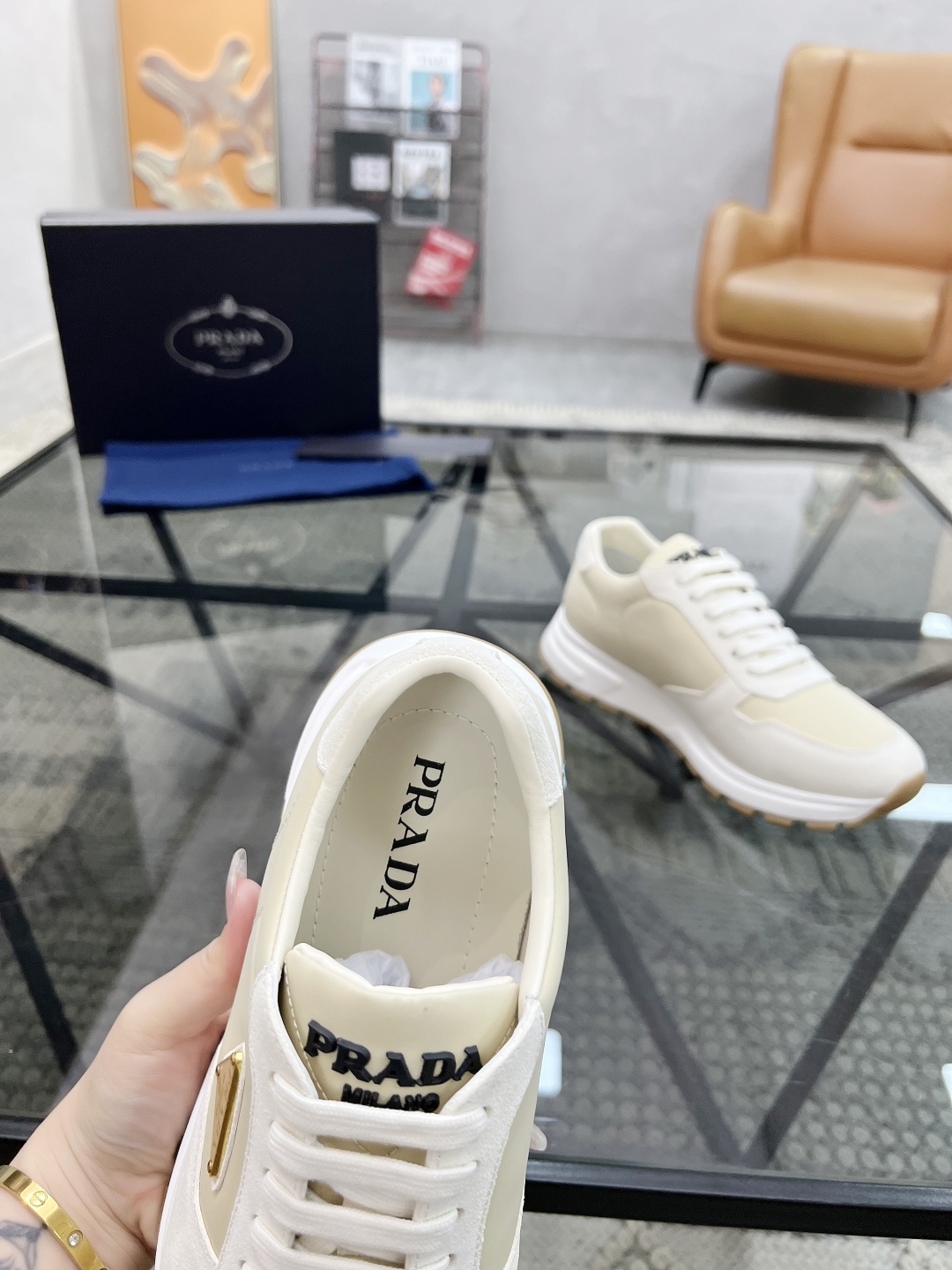  P 🔍顶级代购🇮🇹 普 炸街男神新品运动休闲鞋专柜同步，鞋面意大利进口牛皮搭配布面料，进口水染牛皮里垫
