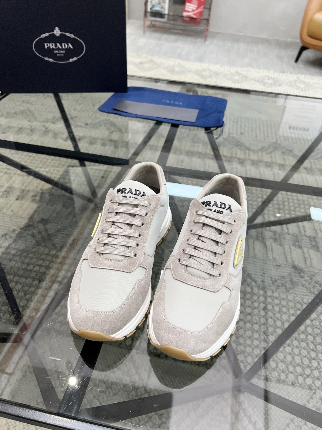  P 🔍顶级代购🇮🇹 普 炸街男神新品运动休闲鞋专柜同步，鞋面意大利进口牛皮搭配布面料，进口水染牛皮里垫