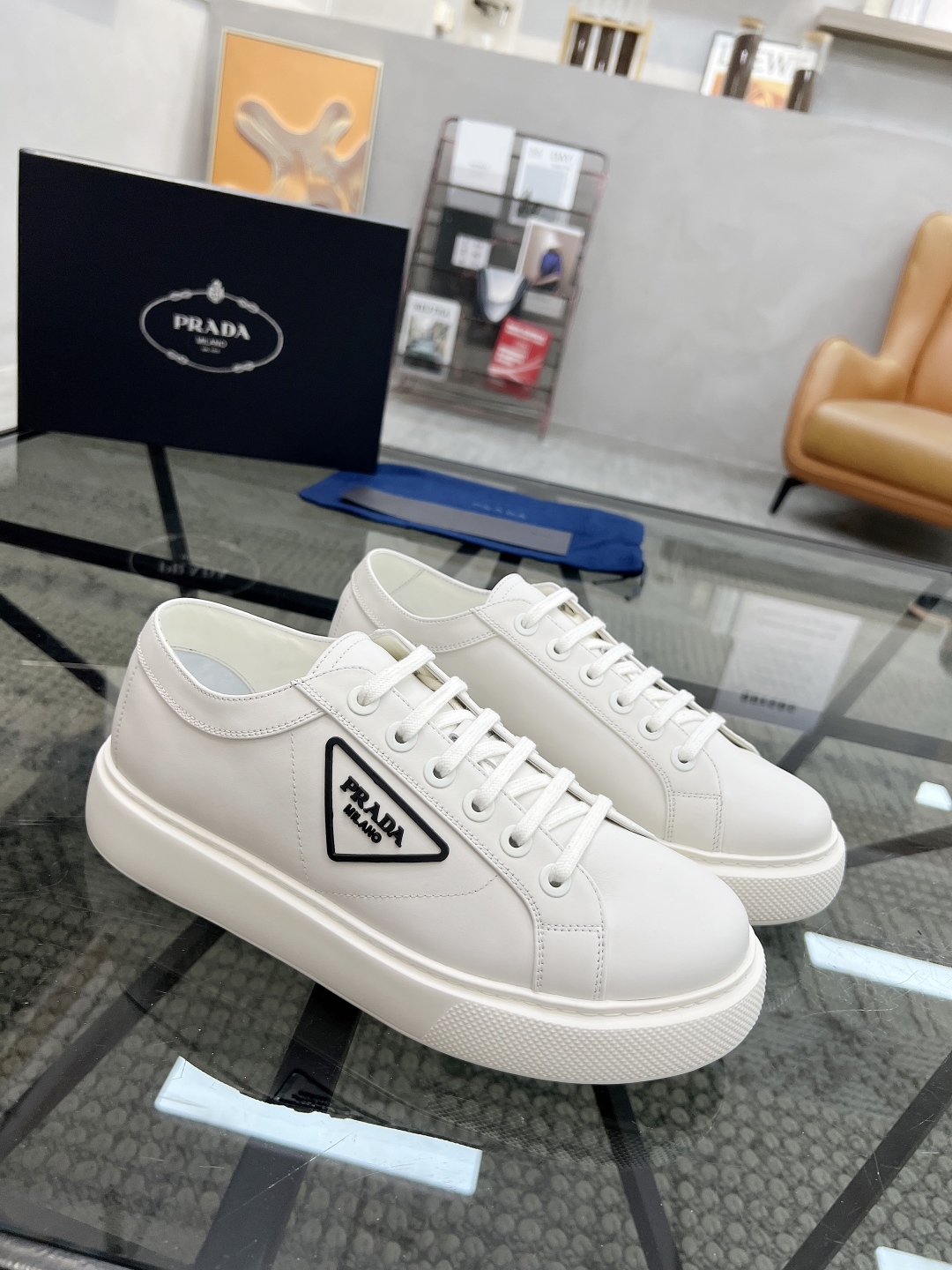  P 🔍顶级代购🇮🇹 普 炸街男神新品运动休闲鞋专柜同步，鞋面意大利进口牛皮面料，进口水染牛皮里垫，鞋底