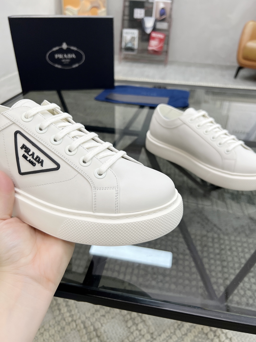  P 🔍顶级代购🇮🇹 普 炸街男神新品运动休闲鞋专柜同步，鞋面意大利进口牛皮面料，进口水染牛皮里垫，鞋底