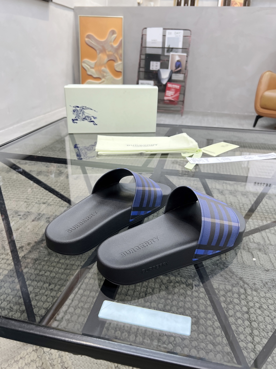  B 🔍顶级代购🇮🇹 巴 炸街男神春夏拖鞋新品专柜同步，鞋面意大利进口标志胶片面料，高品质拼接工艺，鞋底