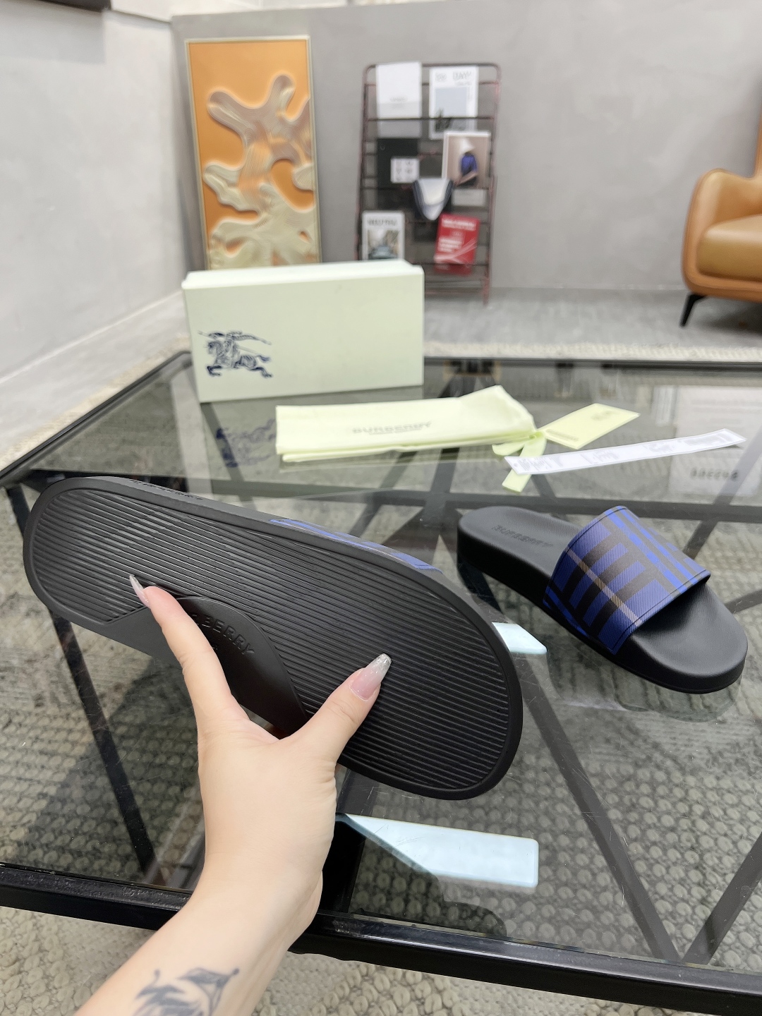  B 🔍顶级代购🇮🇹 巴 炸街男神春夏拖鞋新品专柜同步，鞋面意大利进口标志胶片面料，高品质拼接工艺，鞋底