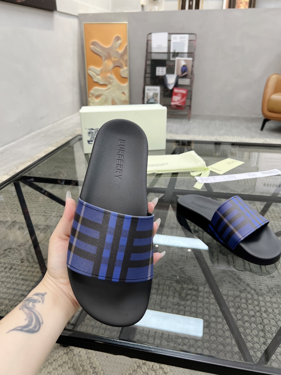  B 🔍顶级代购🇮🇹 巴 炸街男神春夏拖鞋新品专柜同步，鞋面意大利进口标志胶片面料，高品质拼接工艺，鞋底