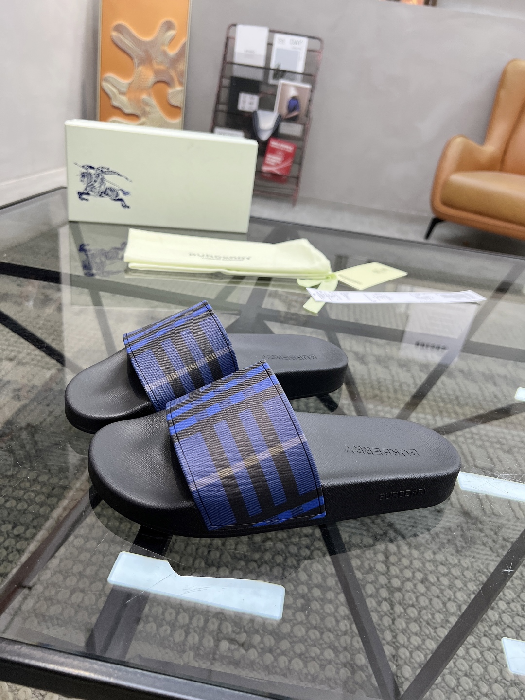  B 🔍顶级代购🇮🇹 巴 炸街男神春夏拖鞋新品专柜同步，鞋面意大利进口标志胶片面料，高品质拼接工艺，鞋底