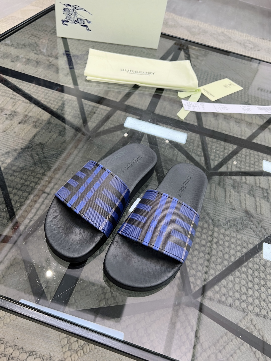  B 🔍顶级代购🇮🇹 巴 炸街男神春夏拖鞋新品专柜同步，鞋面意大利进口标志胶片面料，高品质拼接工艺，鞋底