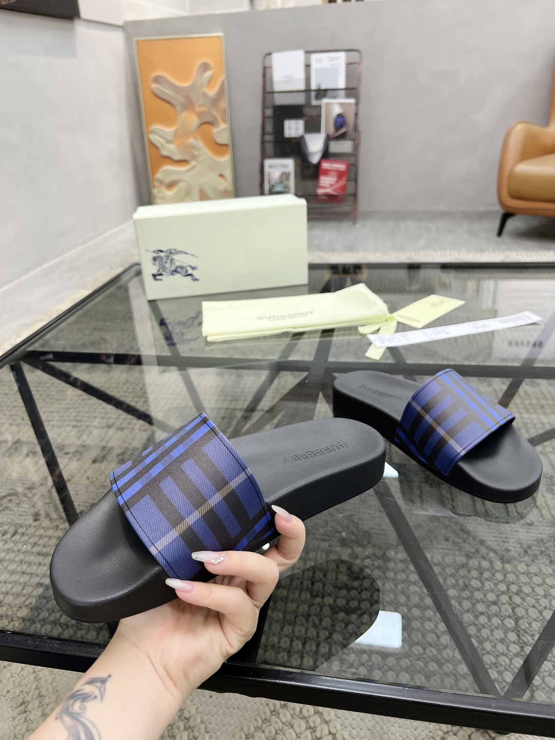  B 🔍顶级代购🇮🇹 巴 炸街男神春夏拖鞋新品专柜同步，鞋面意大利进口标志胶片面料，高品质拼接工艺，鞋底