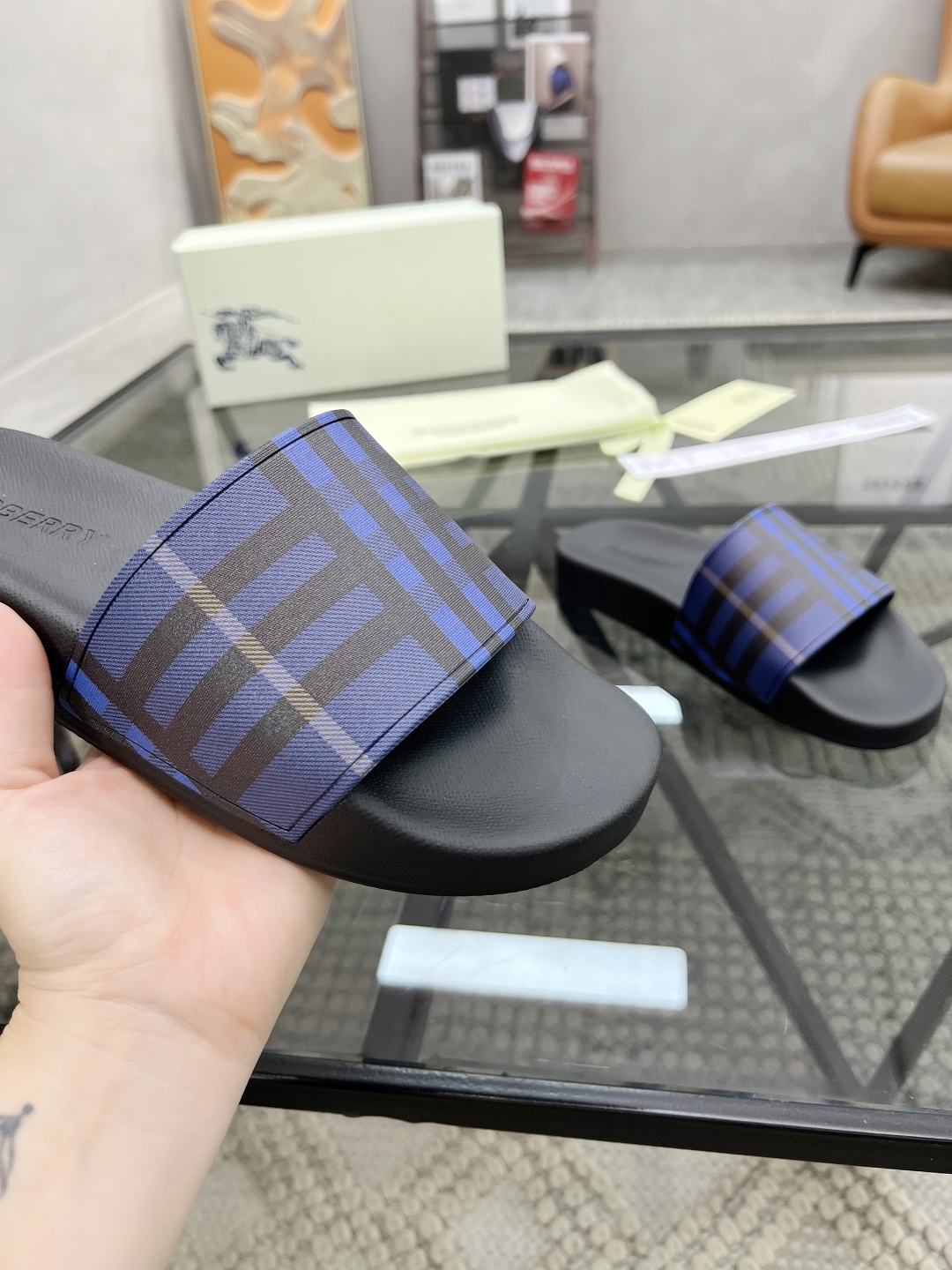  B 🔍顶级代购🇮🇹 巴 炸街男神春夏拖鞋新品专柜同步，鞋面意大利进口标志胶片面料，高品质拼接工艺，鞋底