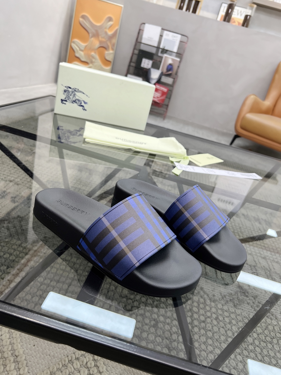  B 🔍顶级代购🇮🇹 巴 炸街男神春夏拖鞋新品专柜同步，鞋面意大利进口标志胶片面料，高品质拼接工艺，鞋底