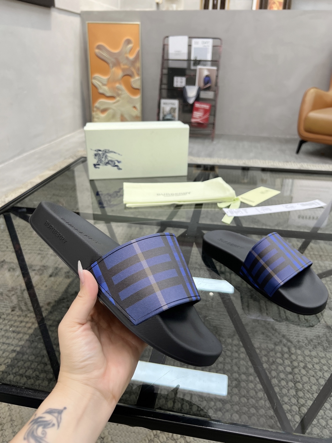  B 🔍顶级代购🇮🇹 巴 炸街男神春夏拖鞋新品专柜同步，鞋面意大利进口标志胶片面料，高品质拼接工艺，鞋底