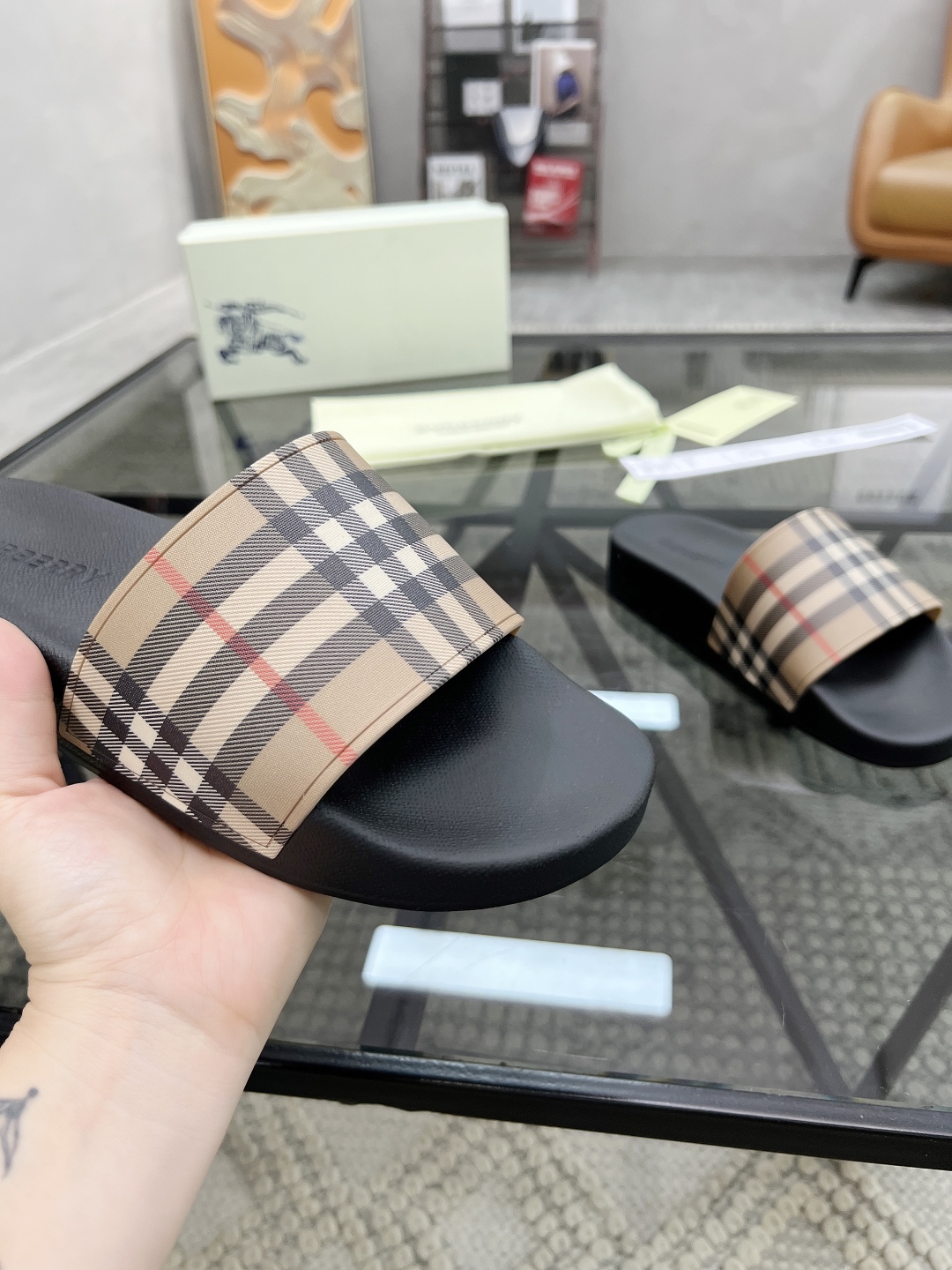  B 🔍顶级代购🇮🇹 巴 炸街男神春夏拖鞋新品专柜同步，鞋面意大利进口标志胶片面料，高品质拼接工艺，鞋底
