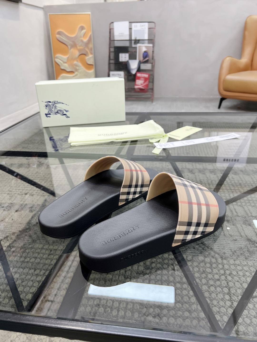  B 🔍顶级代购🇮🇹 巴 炸街男神春夏拖鞋新品专柜同步，鞋面意大利进口标志胶片面料，高品质拼接工艺，鞋底
