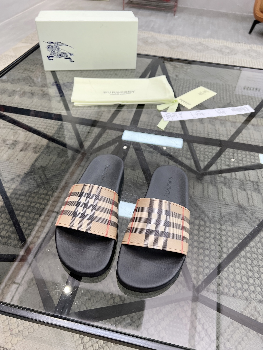  B 🔍顶级代购🇮🇹 巴 炸街男神春夏拖鞋新品专柜同步，鞋面意大利进口标志胶片面料，高品质拼接工艺，鞋底