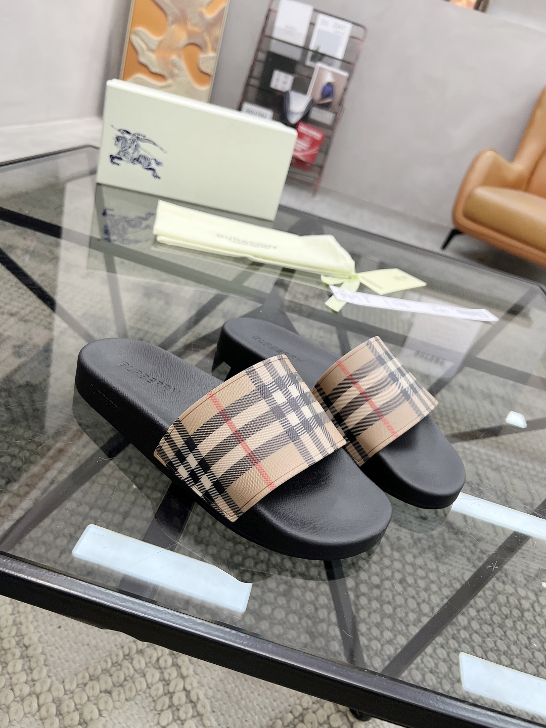  B 🔍顶级代购🇮🇹 巴 炸街男神春夏拖鞋新品专柜同步，鞋面意大利进口标志胶片面料，高品质拼接工艺，鞋底