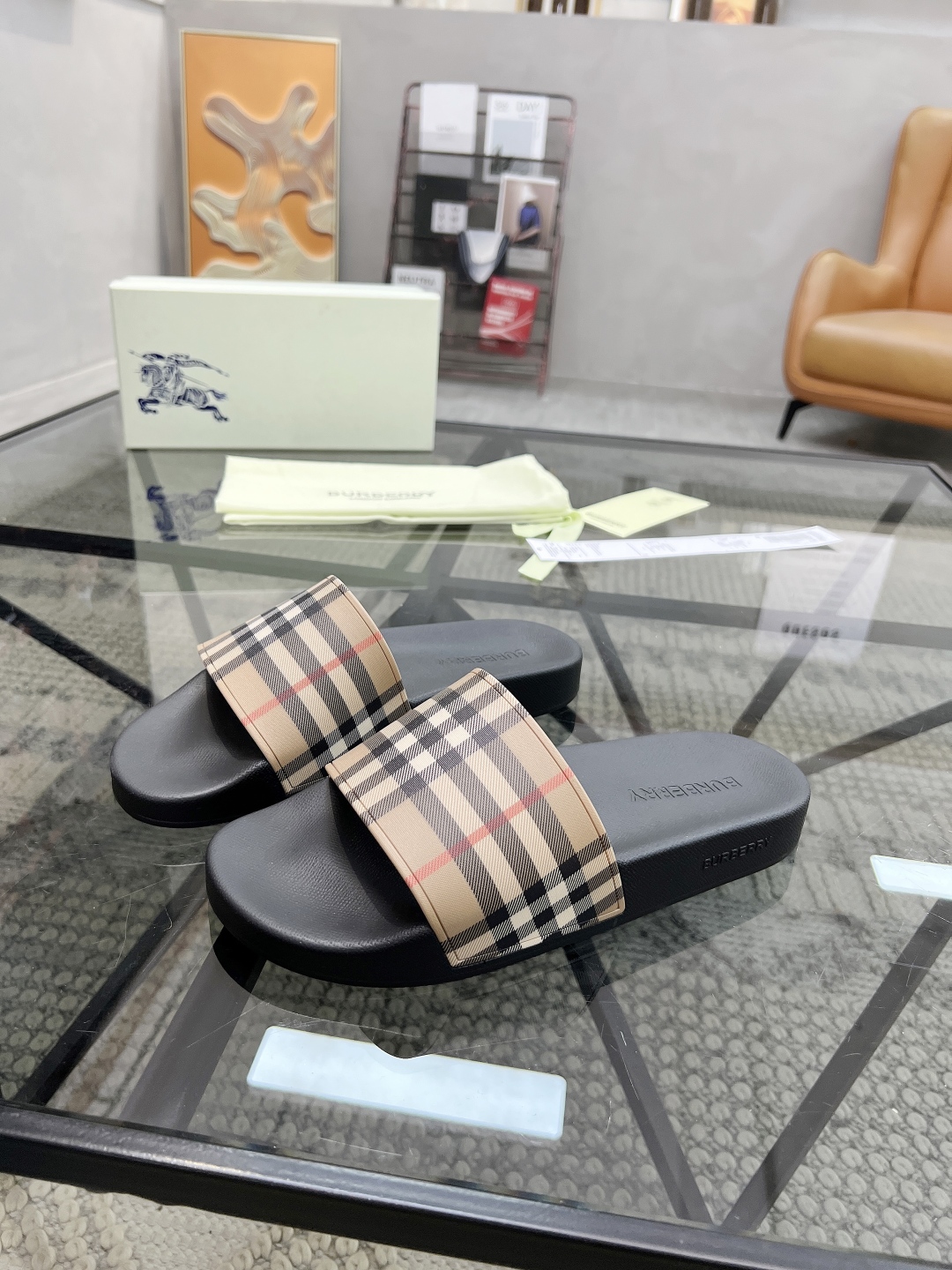 B 🔍顶级代购🇮🇹 巴 炸街男神春夏拖鞋新品专柜同步，鞋面意大利进口标志胶片面料，高品质拼接工艺，鞋底