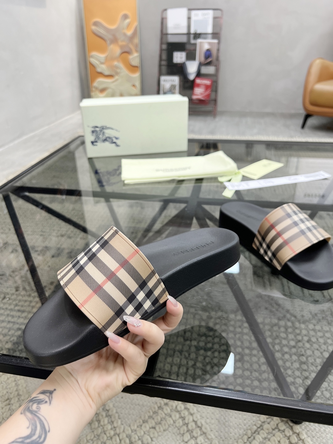  B 🔍顶级代购🇮🇹 巴 炸街男神春夏拖鞋新品专柜同步，鞋面意大利进口标志胶片面料，高品质拼接工艺，鞋底