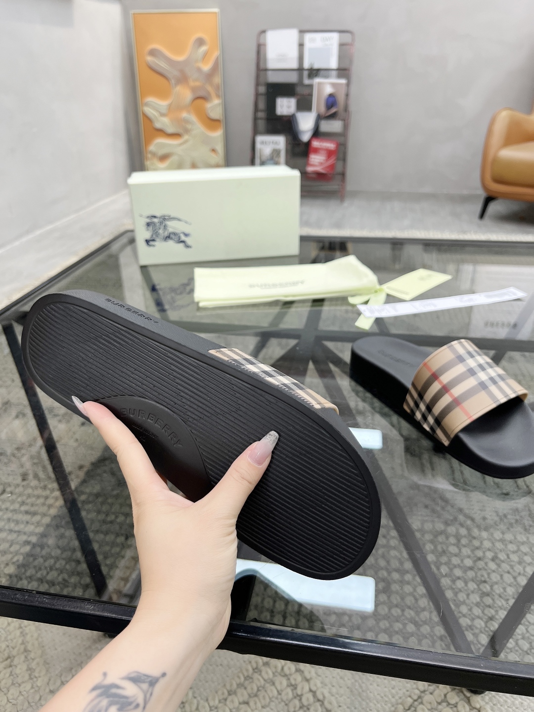  B 🔍顶级代购🇮🇹 巴 炸街男神春夏拖鞋新品专柜同步，鞋面意大利进口标志胶片面料，高品质拼接工艺，鞋底