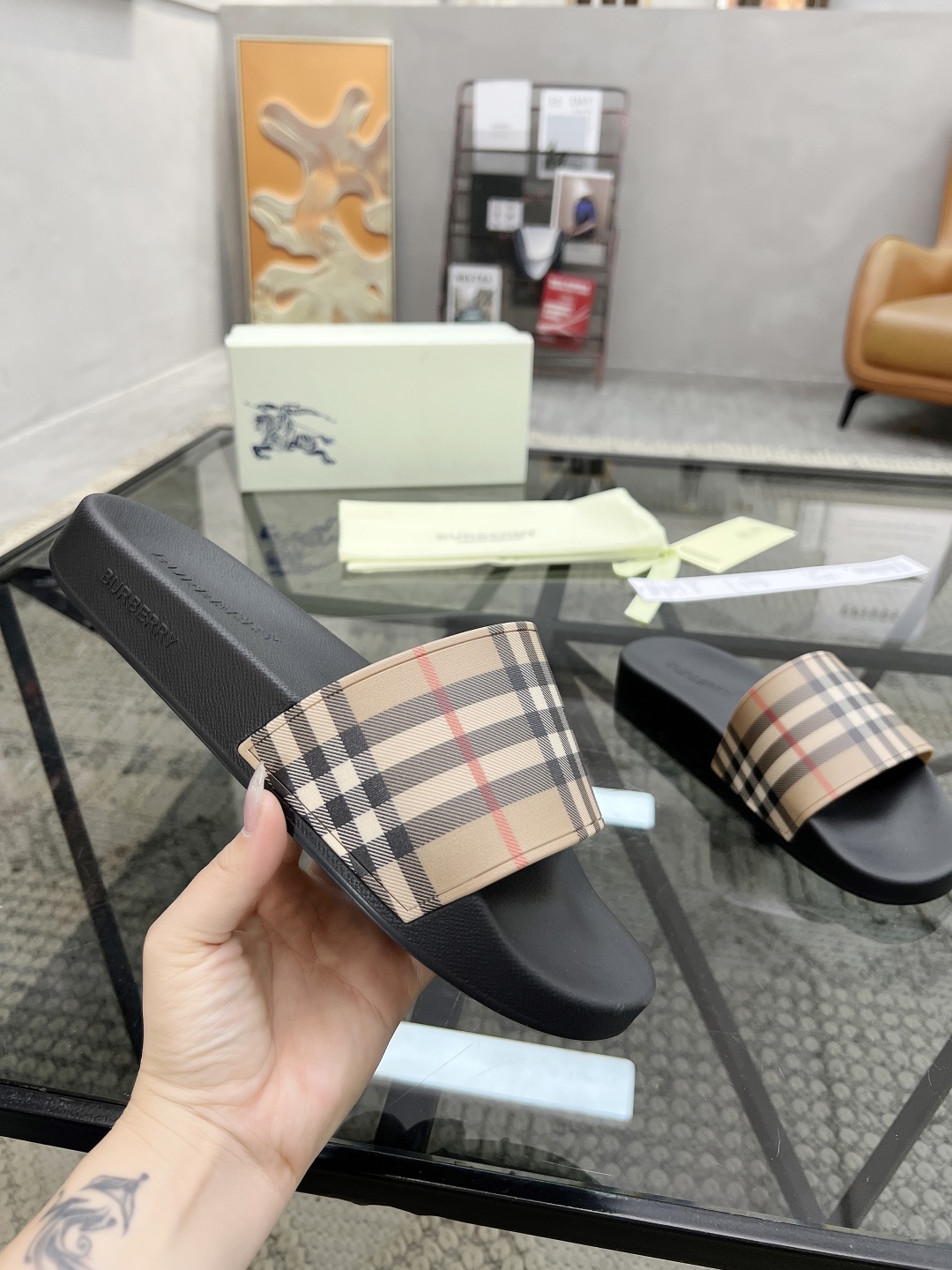  B 🔍顶级代购🇮🇹 巴 炸街男神春夏拖鞋新品专柜同步，鞋面意大利进口标志胶片面料，高品质拼接工艺，鞋底