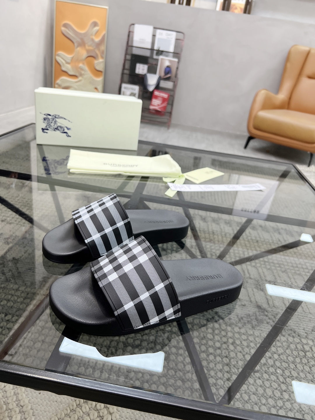  B 🔍顶级代购🇮🇹 巴 炸街男神春夏拖鞋新品专柜同步，鞋面意大利进口标志胶片面料，高品质拼接工艺，鞋底