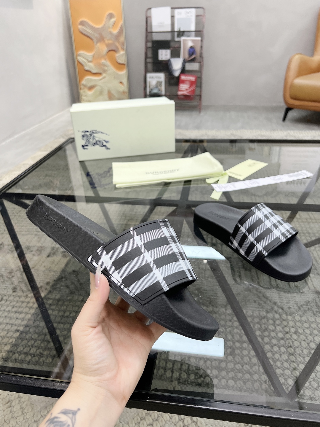  B 🔍顶级代购🇮🇹 巴 炸街男神春夏拖鞋新品专柜同步，鞋面意大利进口标志胶片面料，高品质拼接工艺，鞋底