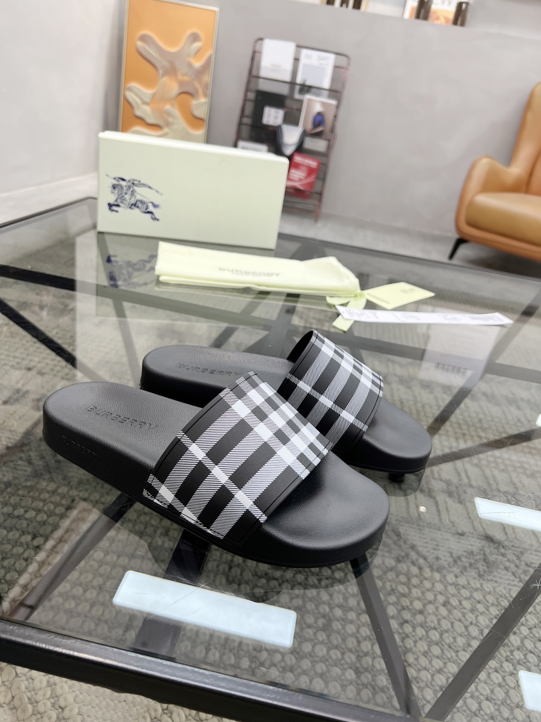  B 🔍顶级代购🇮🇹 巴 炸街男神春夏拖鞋新品专柜同步，鞋面意大利进口标志胶片面料，高品质拼接工艺，鞋底