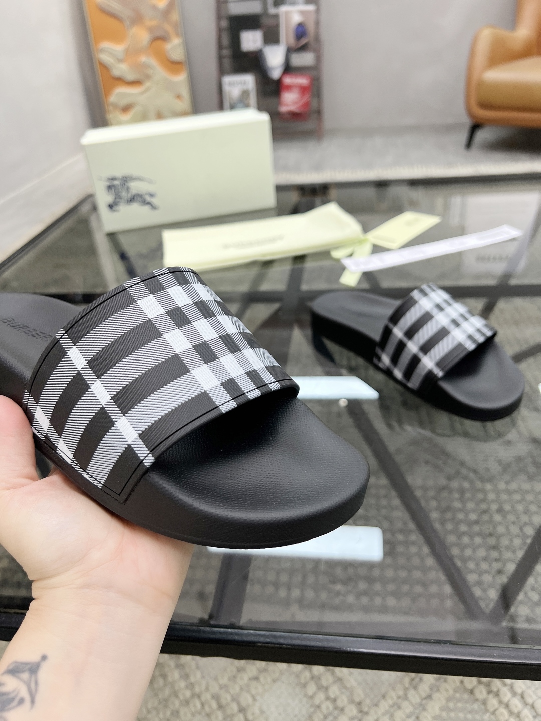  B 🔍顶级代购🇮🇹 巴 炸街男神春夏拖鞋新品专柜同步，鞋面意大利进口标志胶片面料，高品质拼接工艺，鞋底