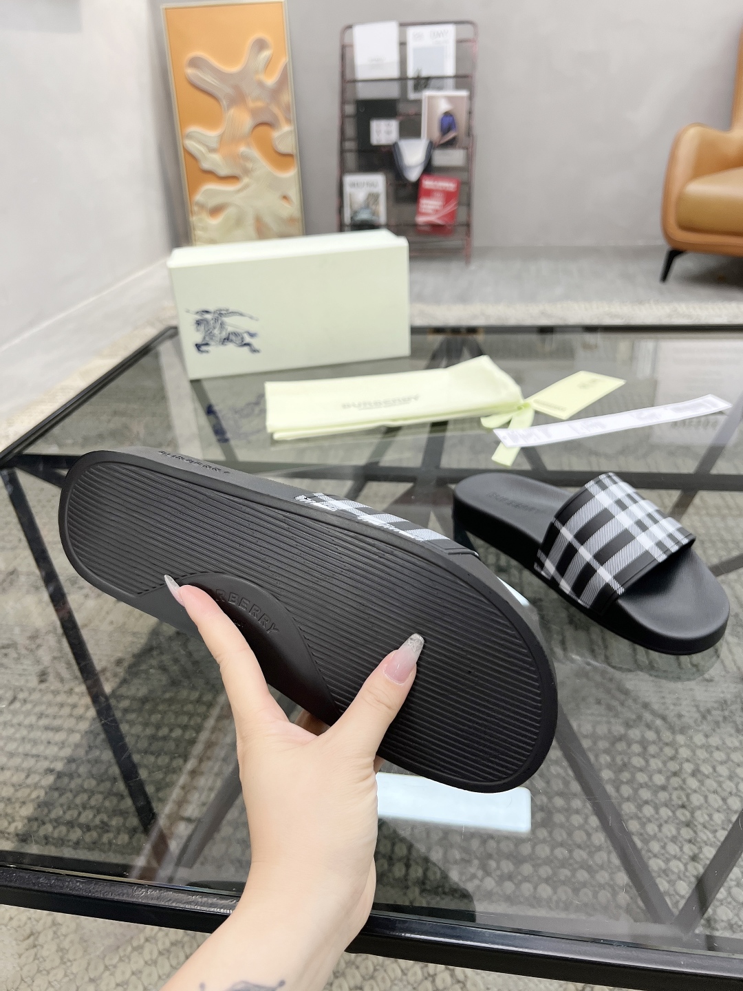  B 🔍顶级代购🇮🇹 巴 炸街男神春夏拖鞋新品专柜同步，鞋面意大利进口标志胶片面料，高品质拼接工艺，鞋底