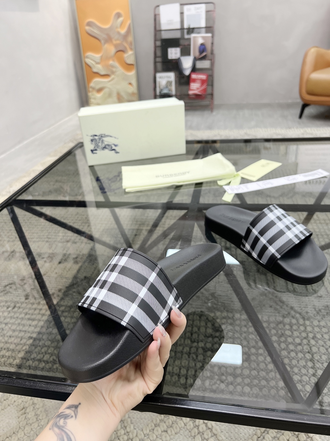  B 🔍顶级代购🇮🇹 巴 炸街男神春夏拖鞋新品专柜同步，鞋面意大利进口标志胶片面料，高品质拼接工艺，鞋底